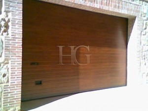 puerta de garaje automática madera