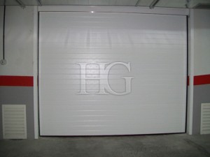 puerta de garaje comunitario