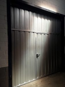 Instalación puerta basculante contrapesada