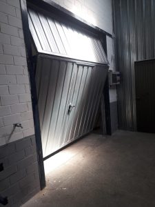 Instalación puerta basculante contrapesada